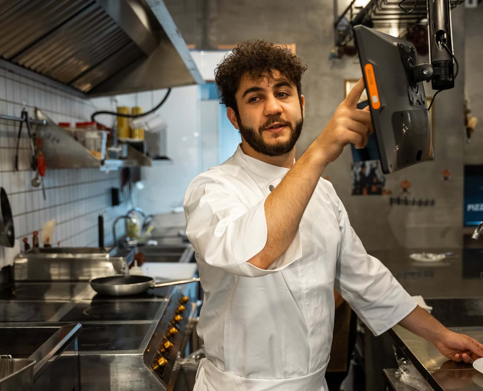 Expediter screen at the pass